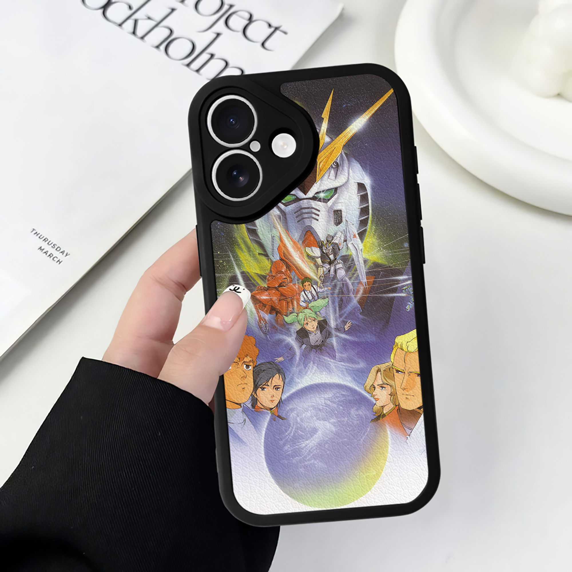 （画像用） 機動戦士ガンダム Mobile Suit Gundam 【iPhone 16シリーズ対応】シリコンスマホケース（レザー調） 材質：シリコン